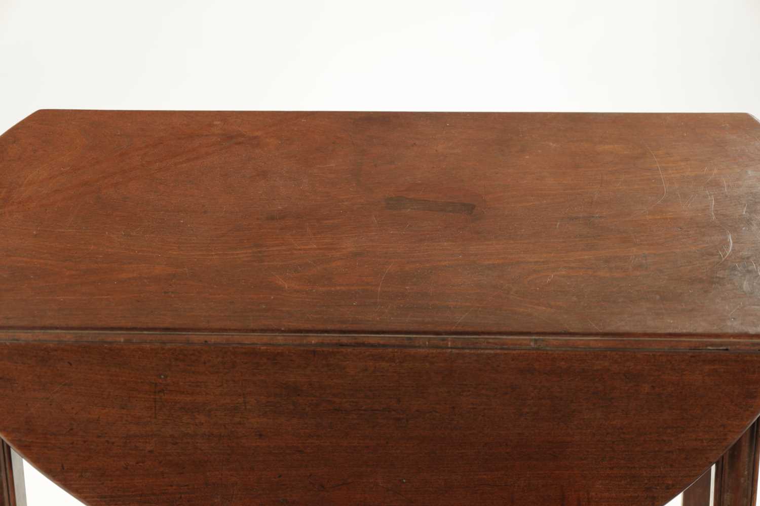 A GEORGE III MAHOGANY PEMBROKE TABLE - Image 6 of 9