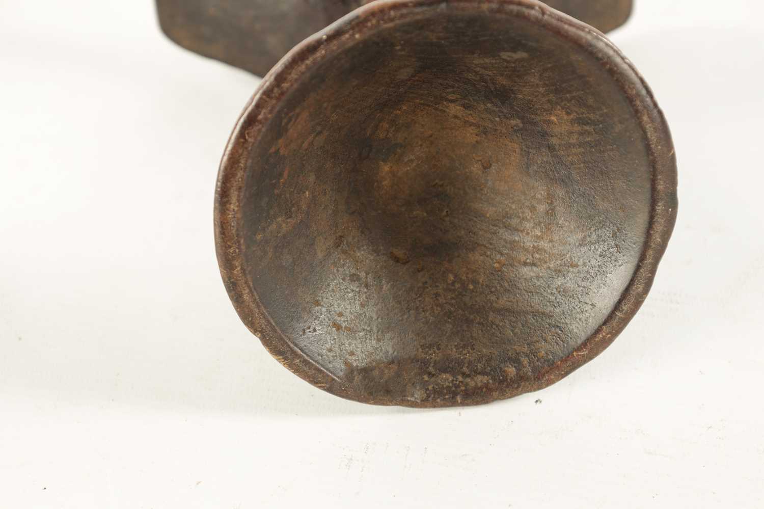 A 19TH CENTURY CARVED HARDWOOD AFRICAN HEADREST - Image 7 of 7