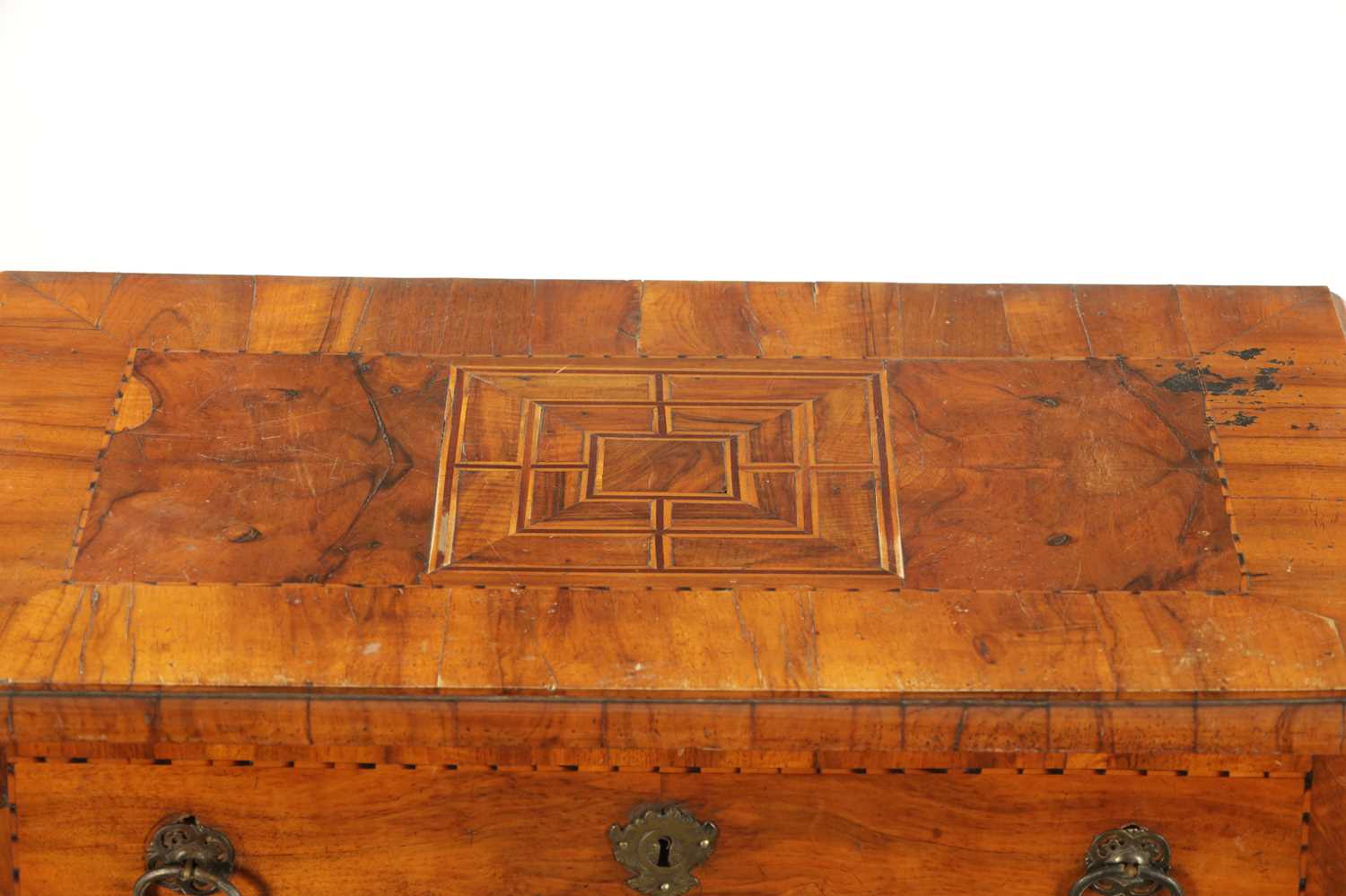 AN EARLY 18TH CENTURY ITALIAN OLIVE WOOD AND WALNUT CHEST OF DRAWERS - Image 3 of 8