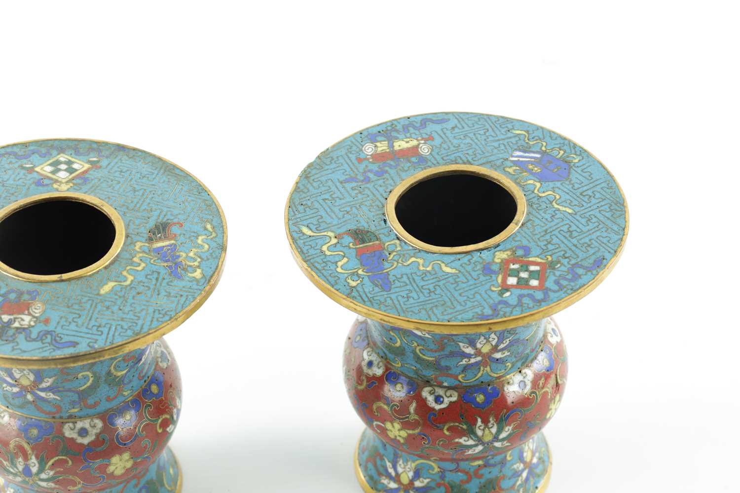 A PAIR OF 18TH CENTURY CHINESE CLOISONNÉ BRUSH POTS - Image 3 of 5