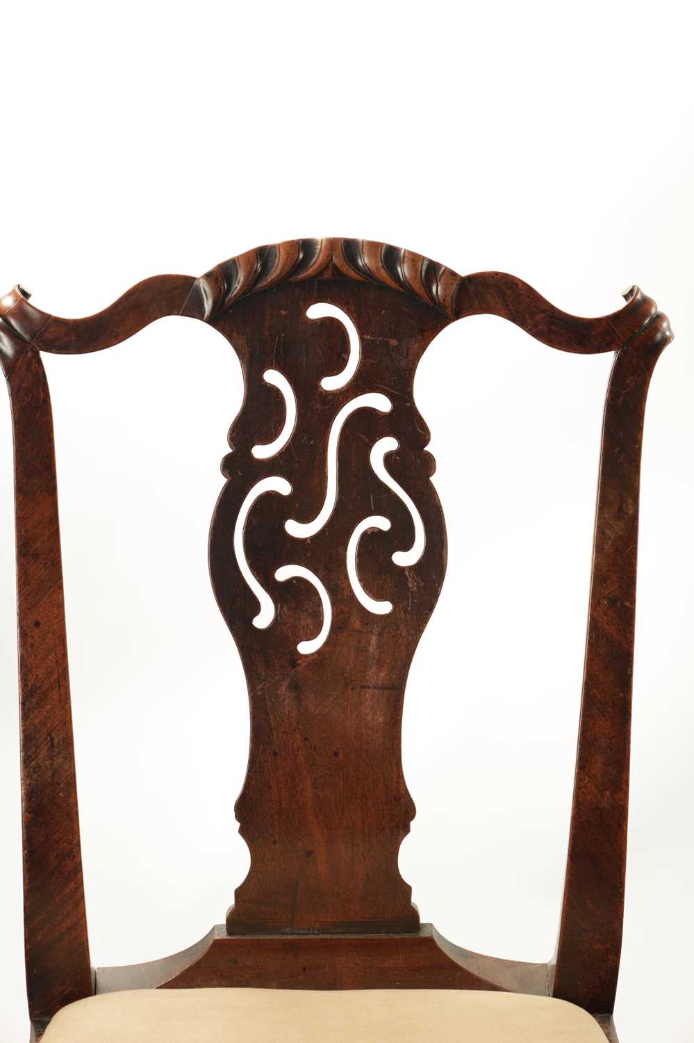 A RARE SET OF FOUR MID 18TH CENTURY OAK AND WALNUT VENEERED IRISH DINING CHAIRS WITH UNUSUAL ROCOCO - Image 2 of 7