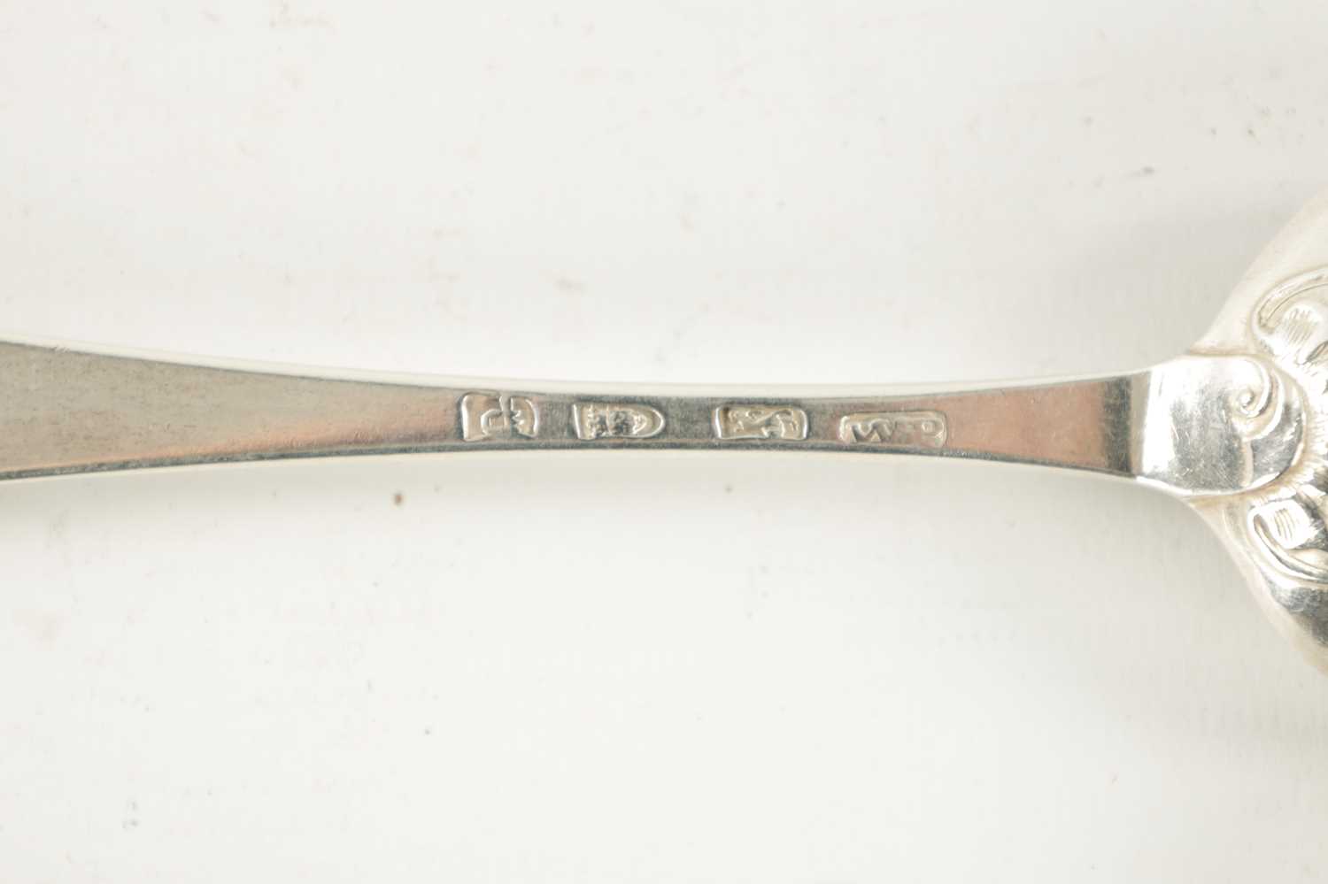 A PAIR OF GEORGE III SILVER SCROLLED SHELLED BACK TABLESPOONS - Image 4 of 6