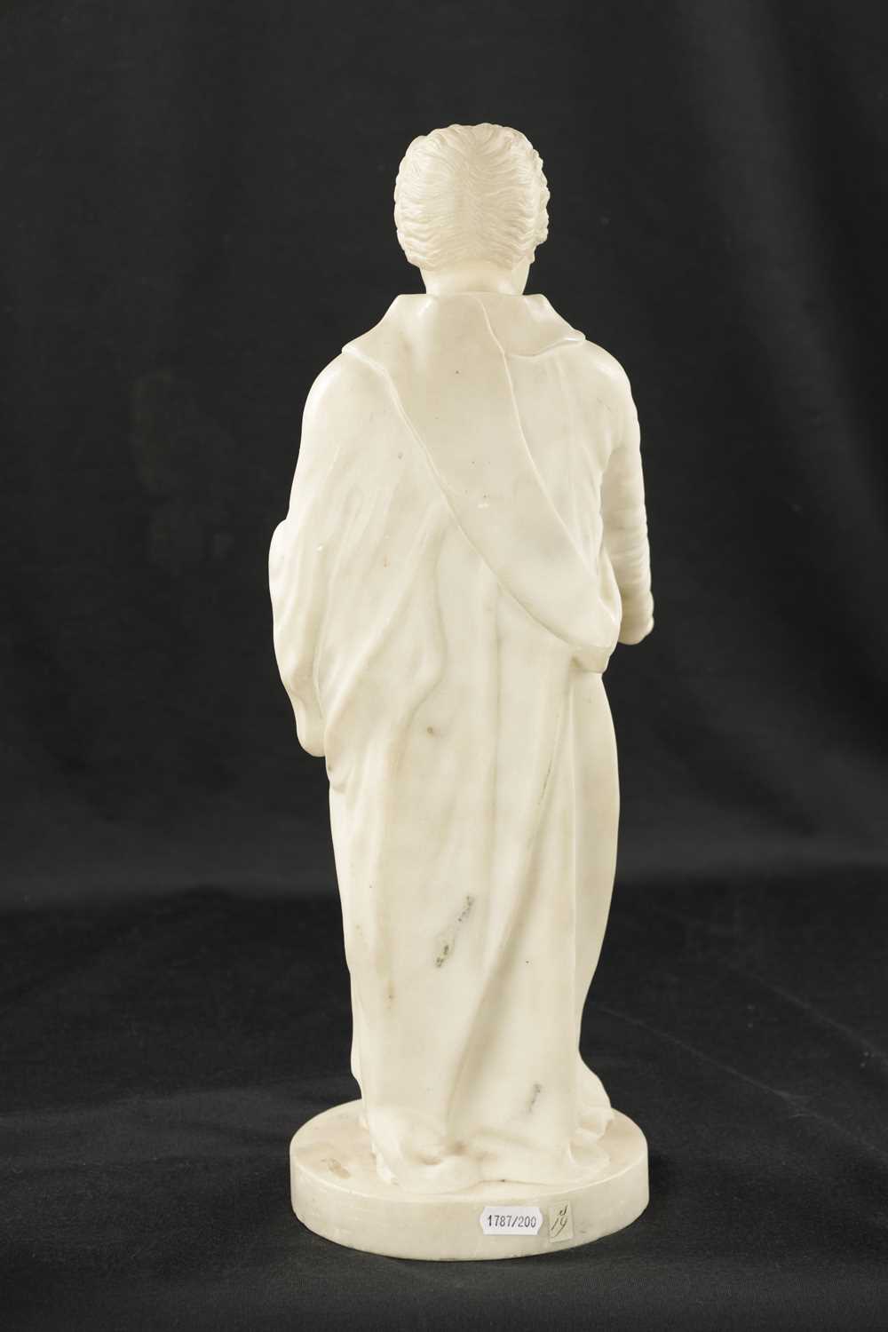 A 19TH CENTURY CARVED WHITE MARBLE SCULPTURE OF A SCHOLAR - Image 5 of 5