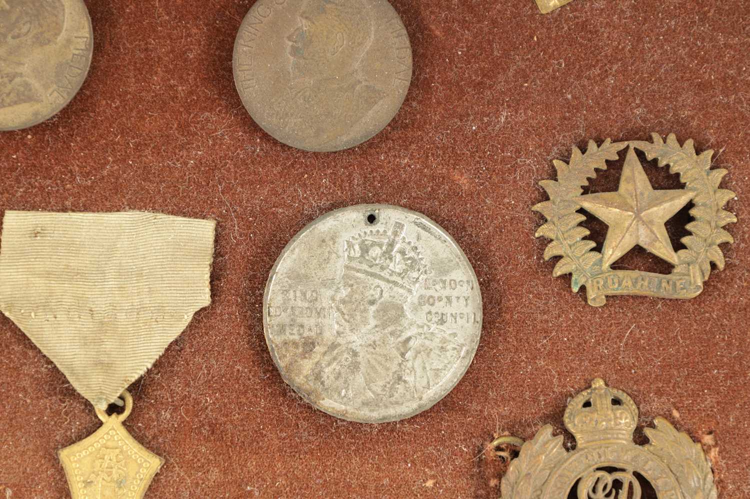 A LARGE COLLECTION OF MILITARY MEDALS AND HAT BADGES - Image 5 of 8