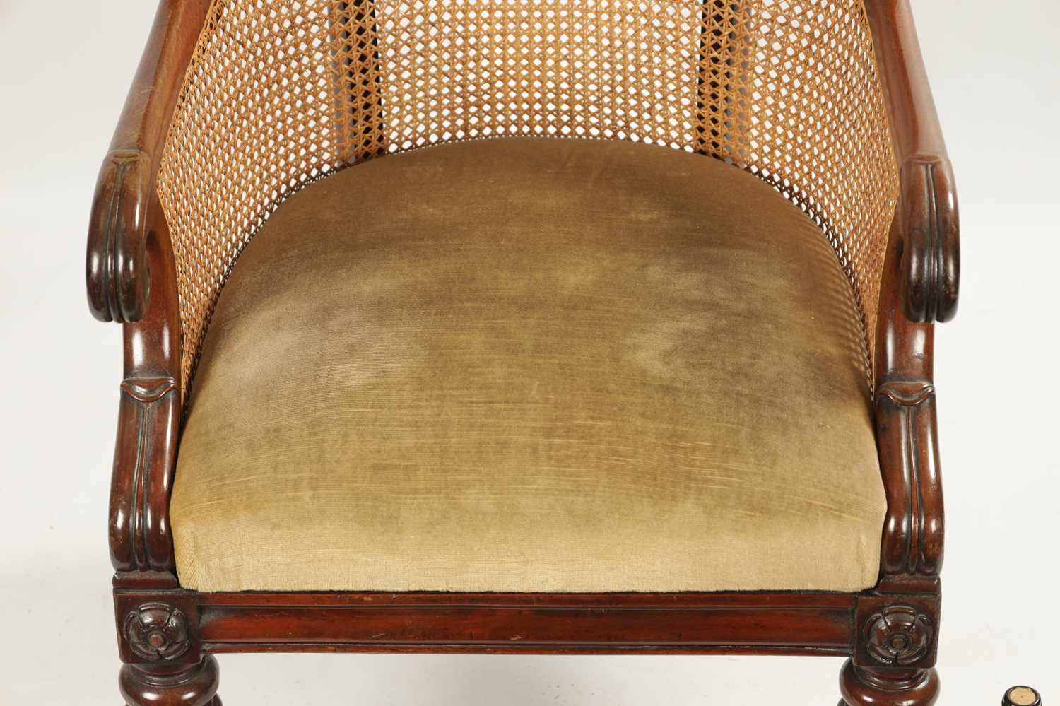 A GOOD WILLIAM V CARVED MAHOGANY BERGERE LIBRARY CHAIR WITH OLD LANCASTER PAPER LABEL - POSSIBLY GIL - Image 6 of 15