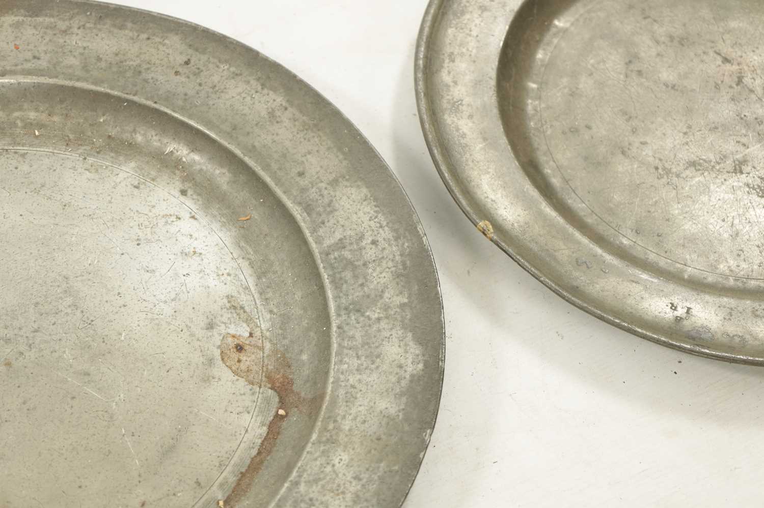 A SET OF FOUR 18TH CENTURY PEWTER PLATES AND A LIPPED TANKARD - Image 10 of 18