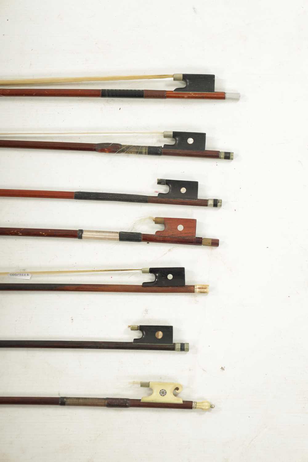 A COLLECTION OF SEVEN ANTIQUE VIOLIN BOWS - Image 4 of 23