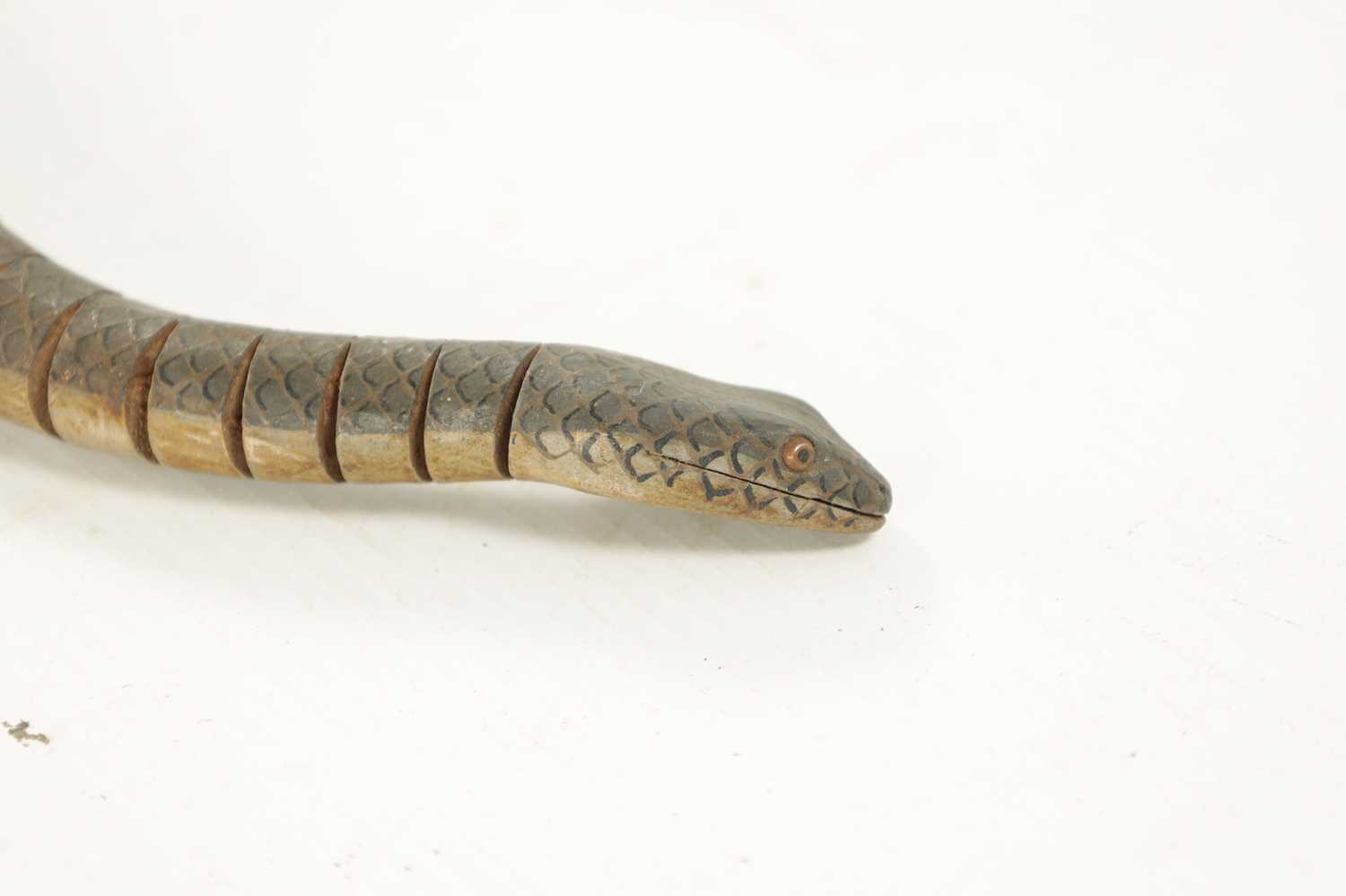 A LATE 19TH CENTURY ARTICULATED TOY SNAKE - Bild 3 aus 6