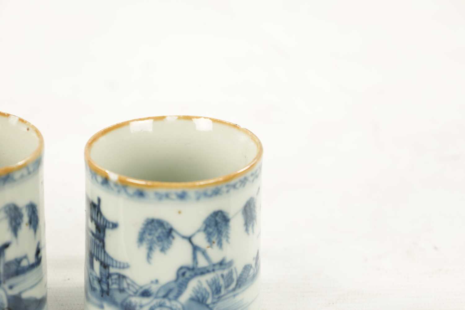 A PAIR OF 18TH CENTURY CHINESE BLUE AND WHITE MUGS - Image 4 of 6