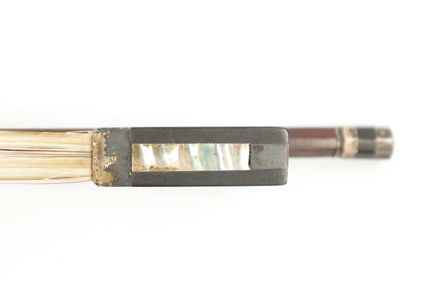 AN ANTIQUE VIOLIN BOW SIGNED CARRODUS - Image 6 of 7