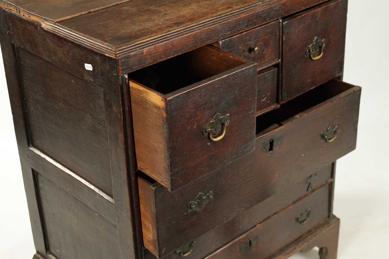 AN EARLY 19TH CENTURY OAK NORFOLK / SUFFOLK CHEST OF DRAWERS - Image 5 of 12