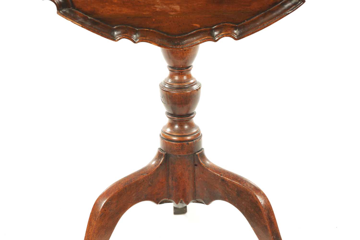 AN 18TH CENTURY COUNTRY MADE MAHOGANY TILT TOP TRIPOD TABLE - Image 3 of 9