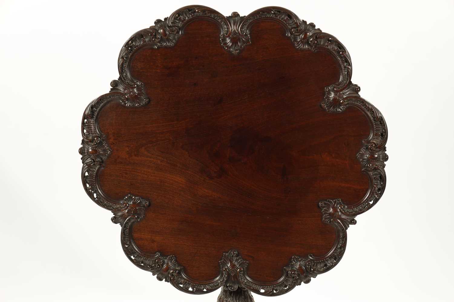 A FINE GEORGE III CHIPPENDALE CARVED MAHOGANY TILT-TOP SUPPER TABLE - Image 2 of 9