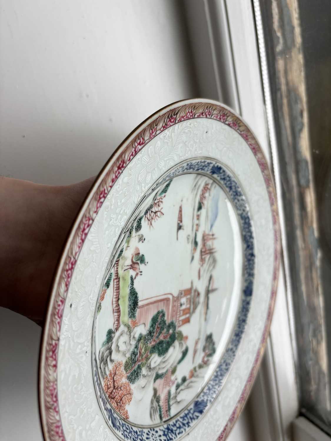 AN 18TH CENTURY CHINESE FAMILLE ROSE PORCELAIN CABINET PLATE - Image 12 of 12