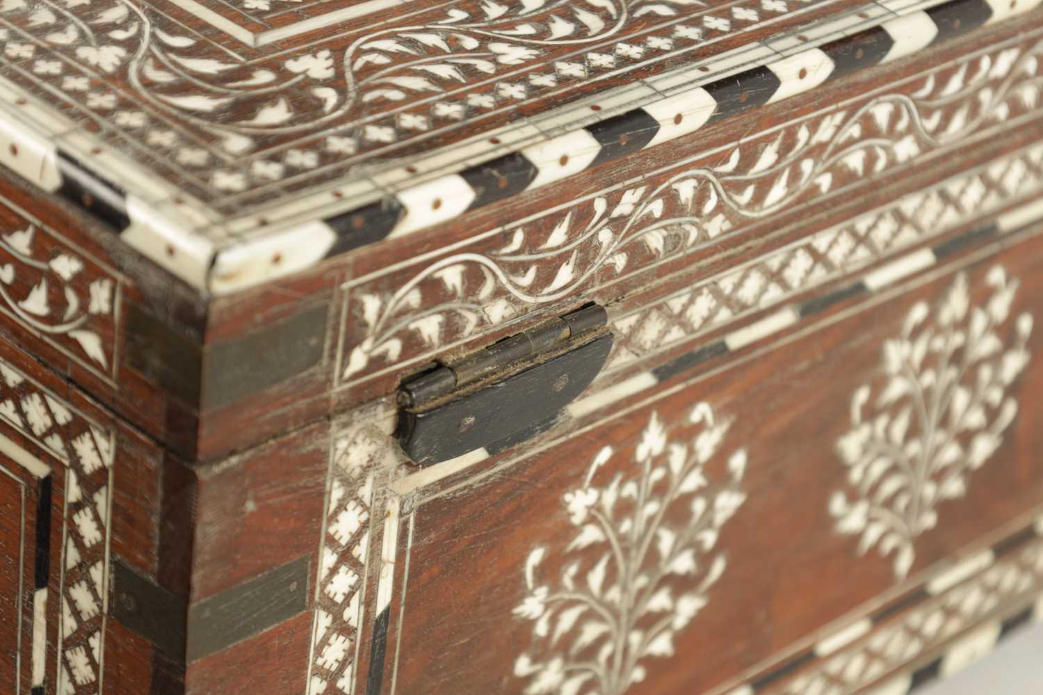 A LARGE LATE 19TH CENTURY ANGLO-INDIAN IVORY AND EBONY INLAID WORKBOX - Bild 10 aus 10