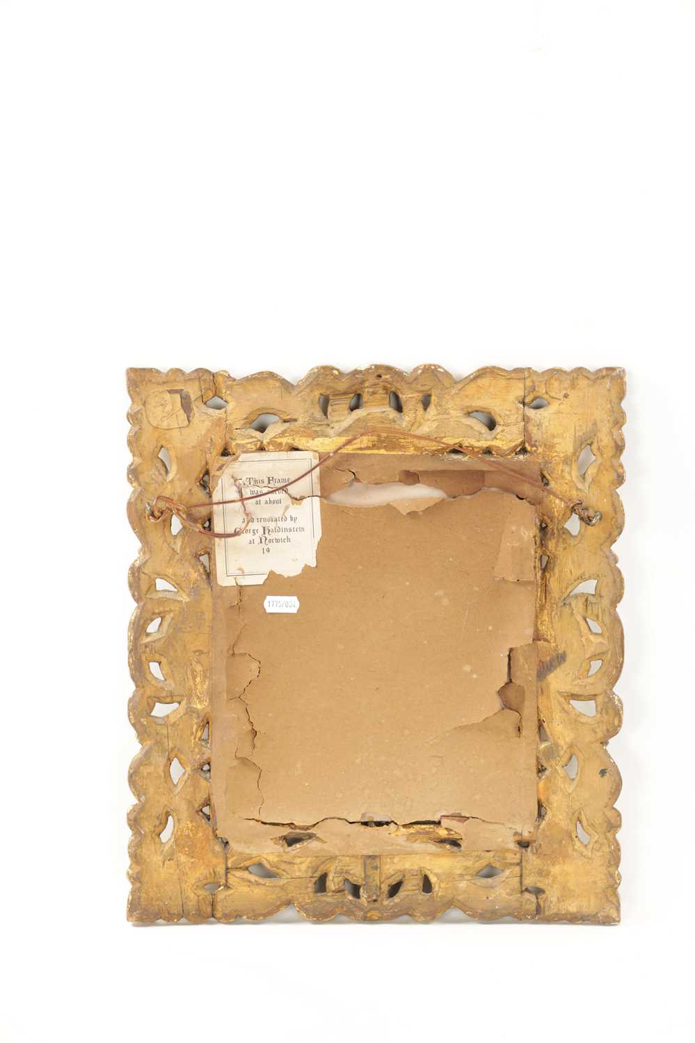 A 17TH CENTURY ITALIAN SMALL GILT GESSO HANGING MIRROR - Image 5 of 5