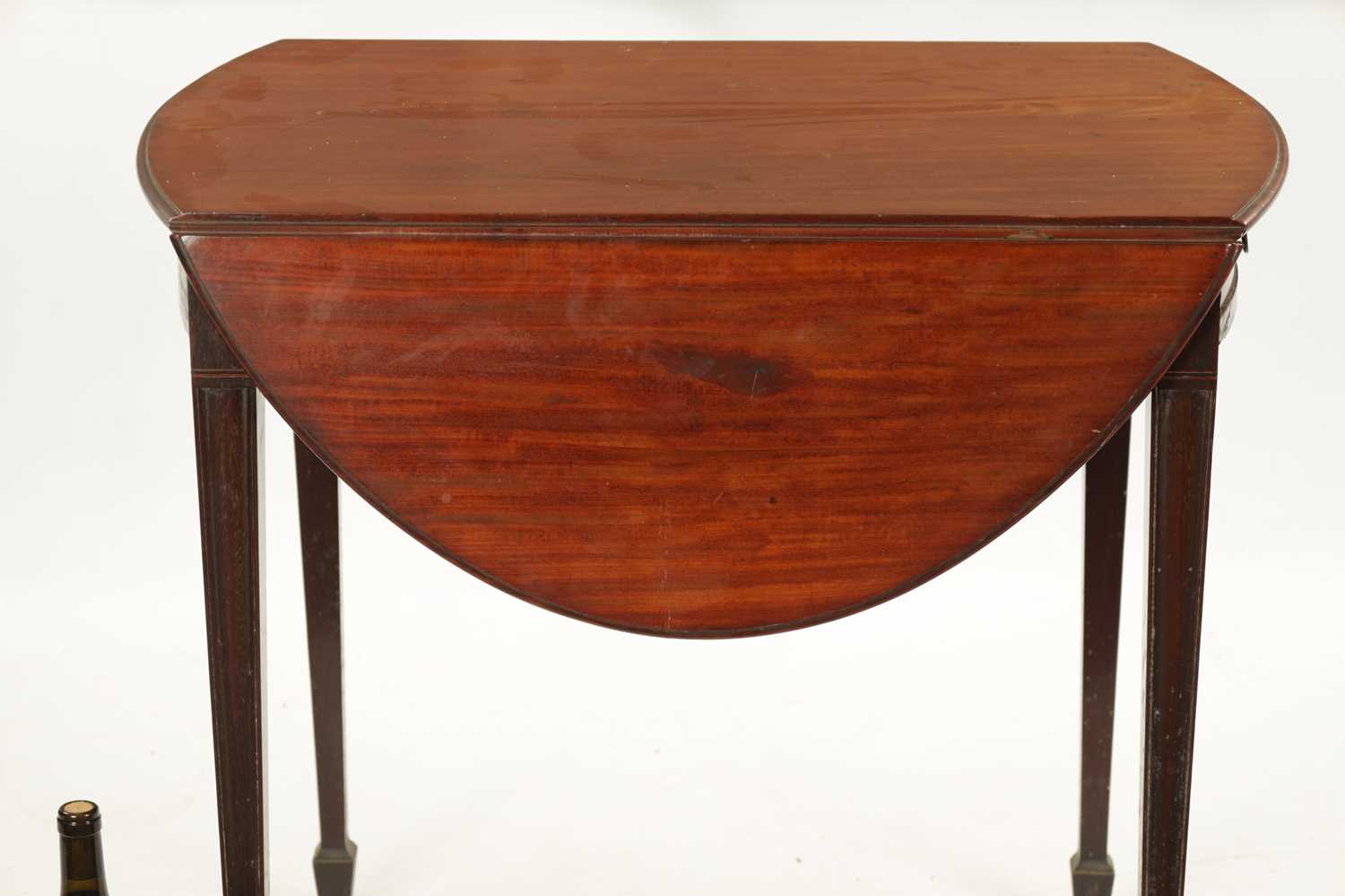 AN GEORGE III OVAL MAHOGANY PEMBROKE TABLE - Image 6 of 8