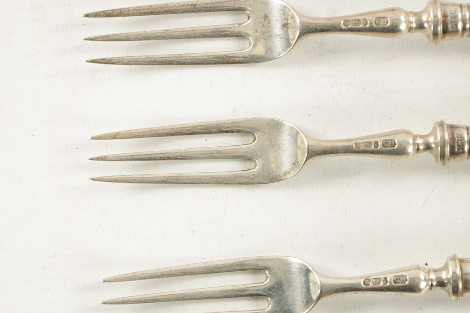 A SET OF EDWARDIAN SILVER FRUIT KNIVES AND FORKS - Image 4 of 6