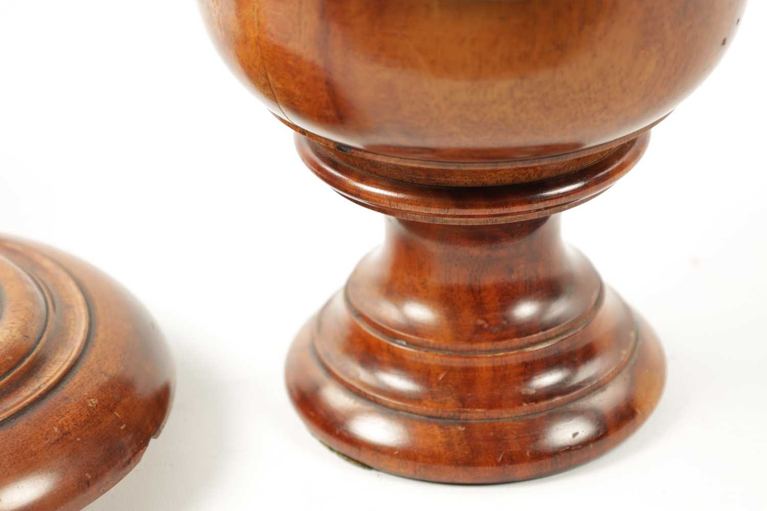 A 19TH CENTURY TREENWARE TURNED WALNUT CUP AND COVER OF LARGE SIZE - Bild 5 aus 6