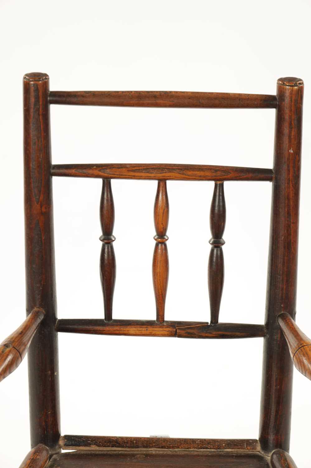 A 19TH CENTURY ELM CHILD'S SPINDLE BACK ROCKING CHAIR - Image 3 of 8