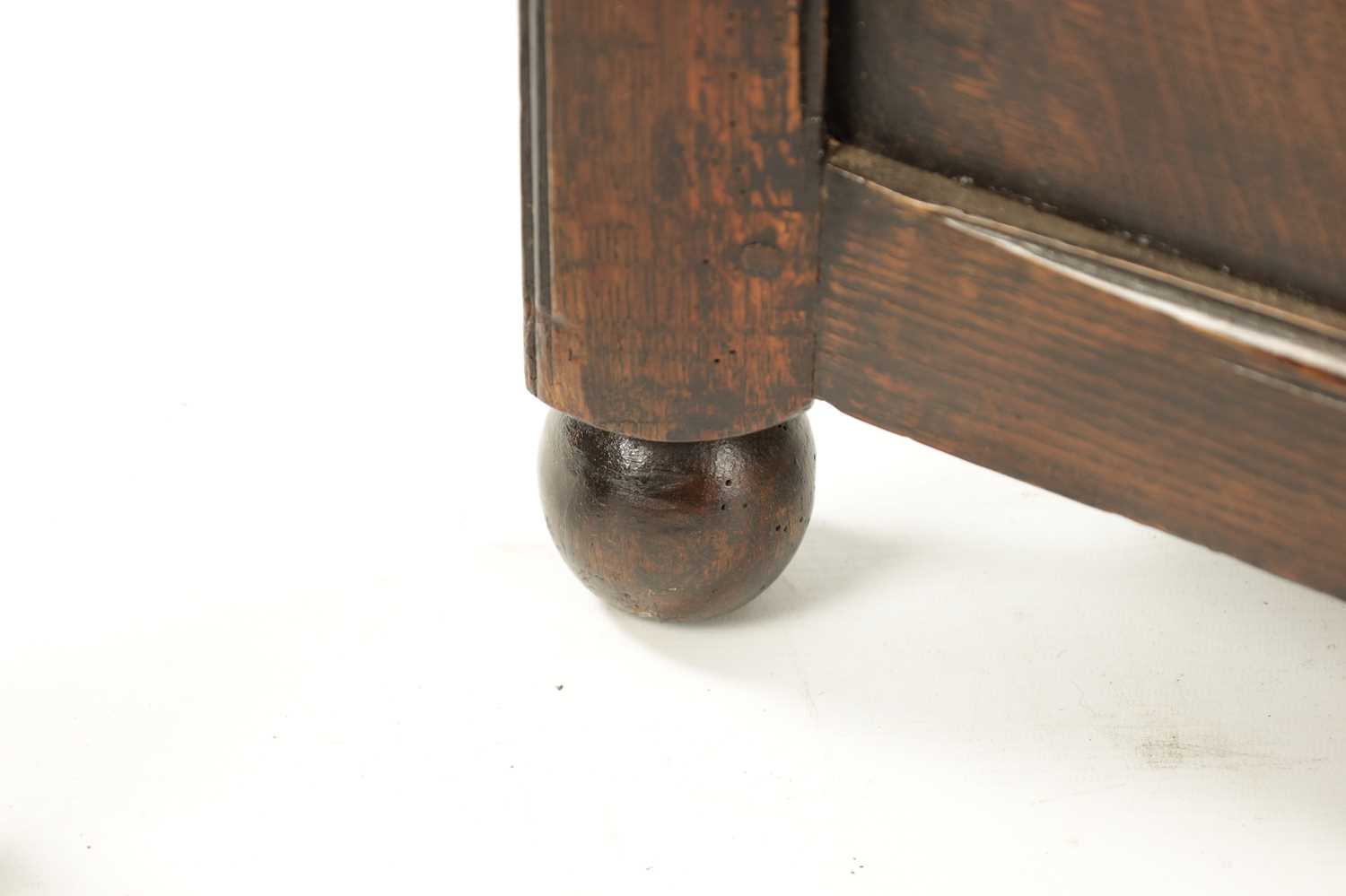 A RARE 18TH CENTURY OAK LIBRARY STEP WITH UNUSAL CARVED DOG HEADED POLE - Bild 5 aus 5