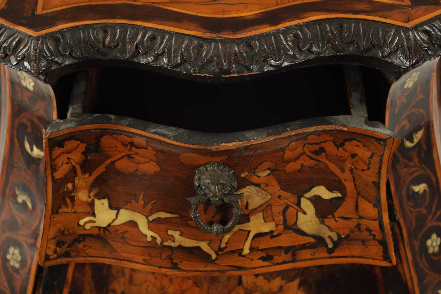 AN EARLY 18TH CENTURY ITALIAN MARQUETRY AND BONE INLAID COMMODE OF SMALL SIZE - Image 6 of 9