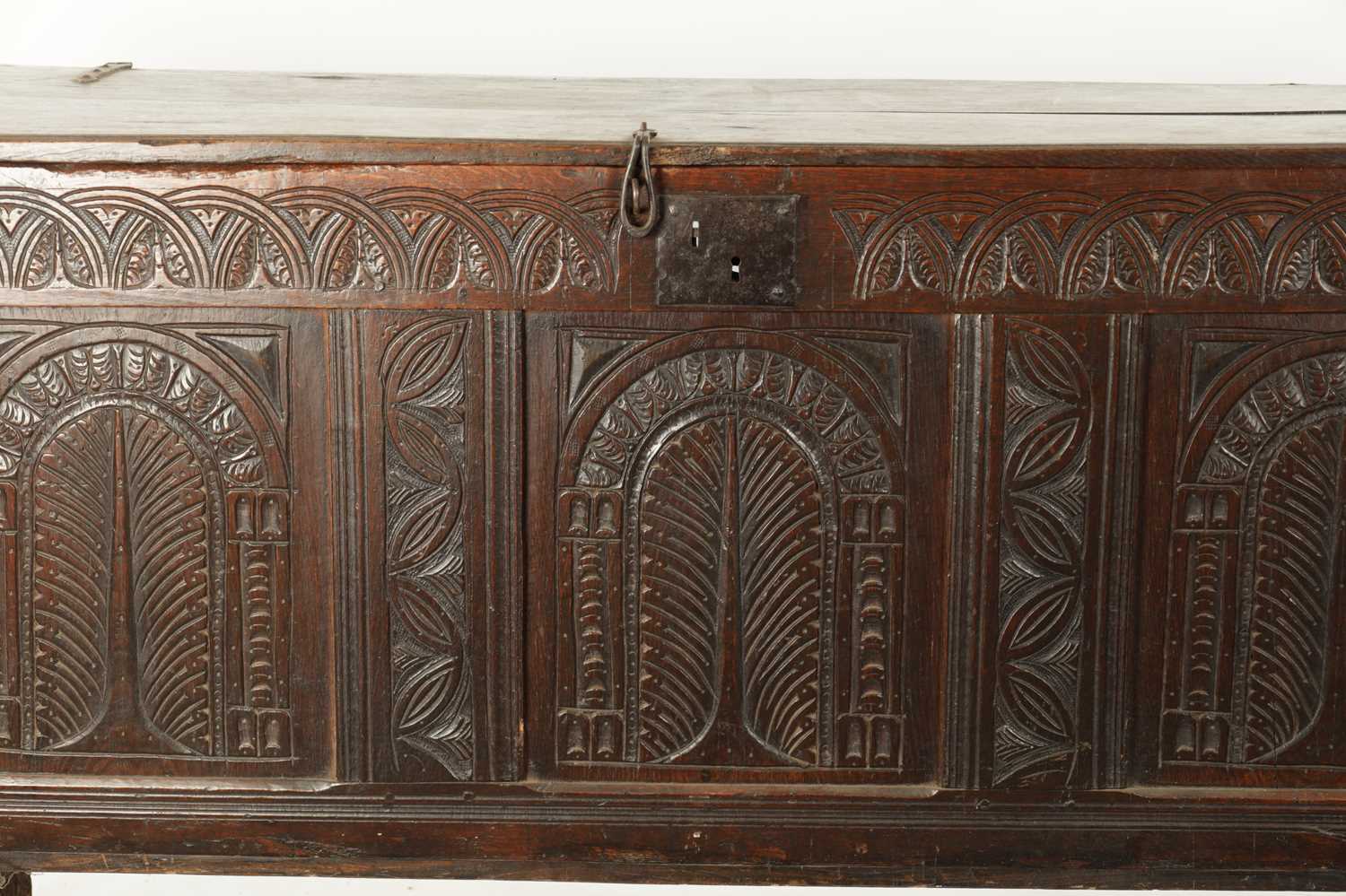 A LARGE 17TH CENTURY CARVED THREE PANELLED OAK COFFER - Image 6 of 7