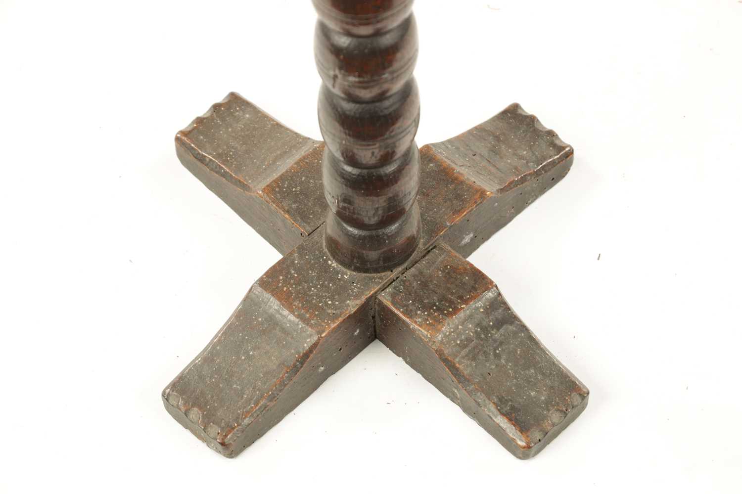 A RARE LATE 17TH CENTURY OAK BOBBIN STEM CANDLE STAND - Image 4 of 14