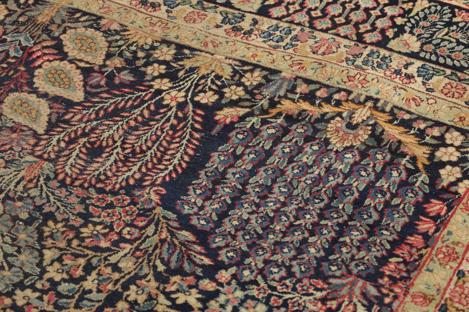 A LARGE ANTIQUE TABRIZ PERSIAN RUG - Image 6 of 9