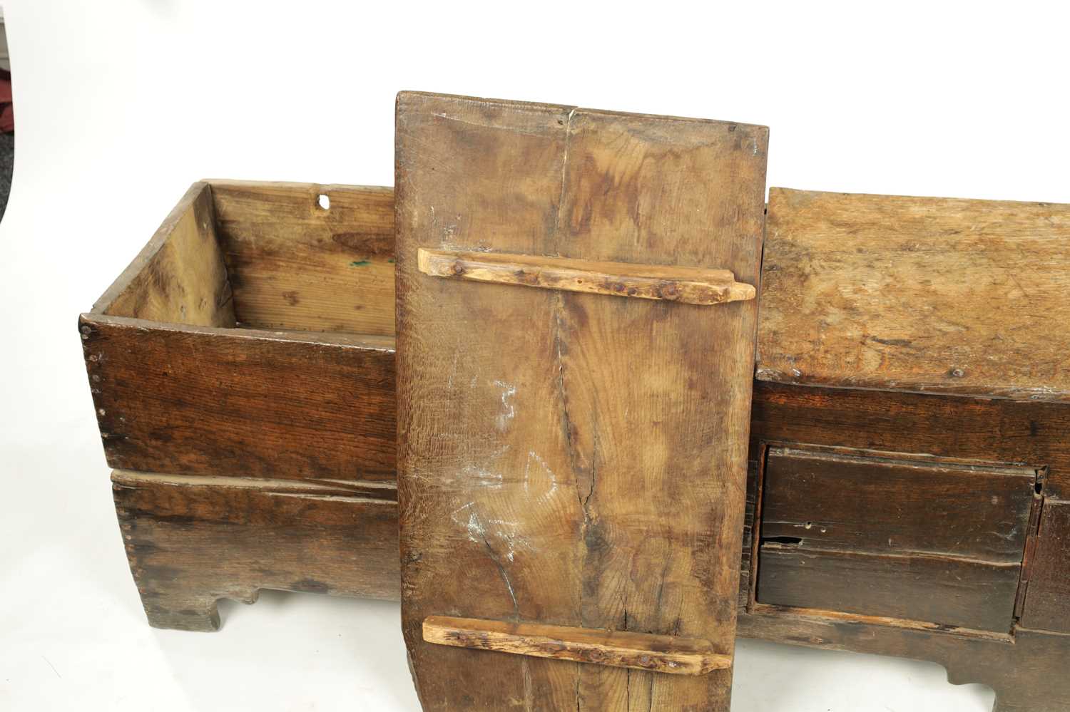 A RARE 17TH CENTURY BOARDED OAK COFFER - Image 3 of 8