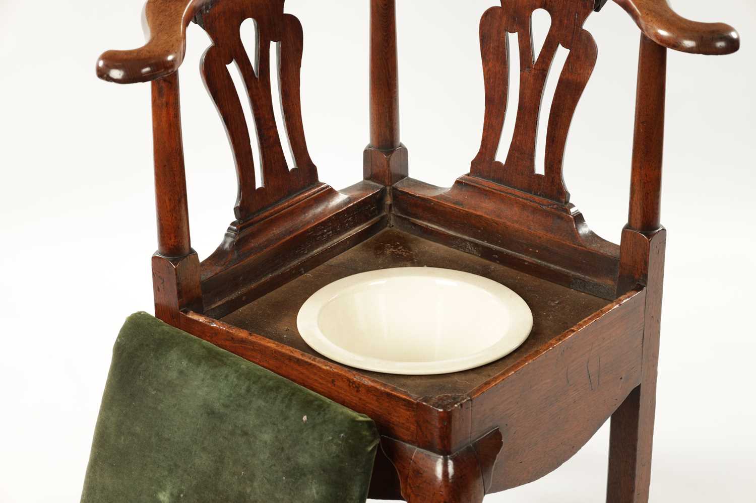 A MID 18TH CENTURY WALNUT CORNER COMMODE CHAIR OF FINE COLOUR AND PATINA - Image 4 of 5