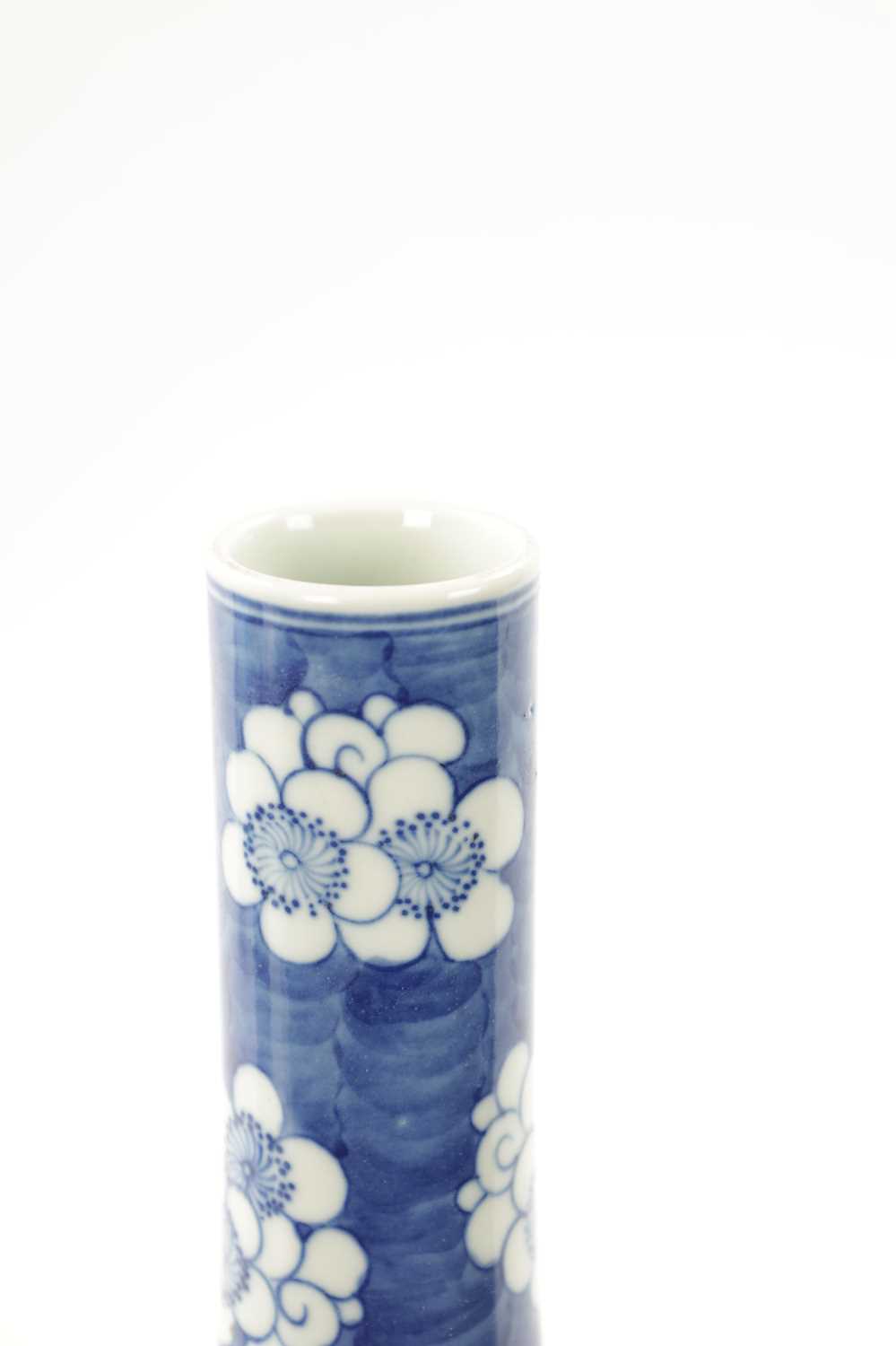 A 19TH CENTURY CHINESE BLUE AND WHITE BOTTLE NECK VASE - Image 2 of 7
