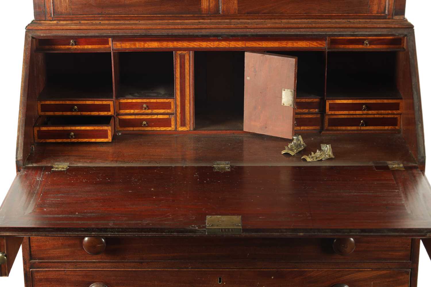 A GEORGE III MAHOGANY BUREAU BOOKCASE - Image 5 of 10