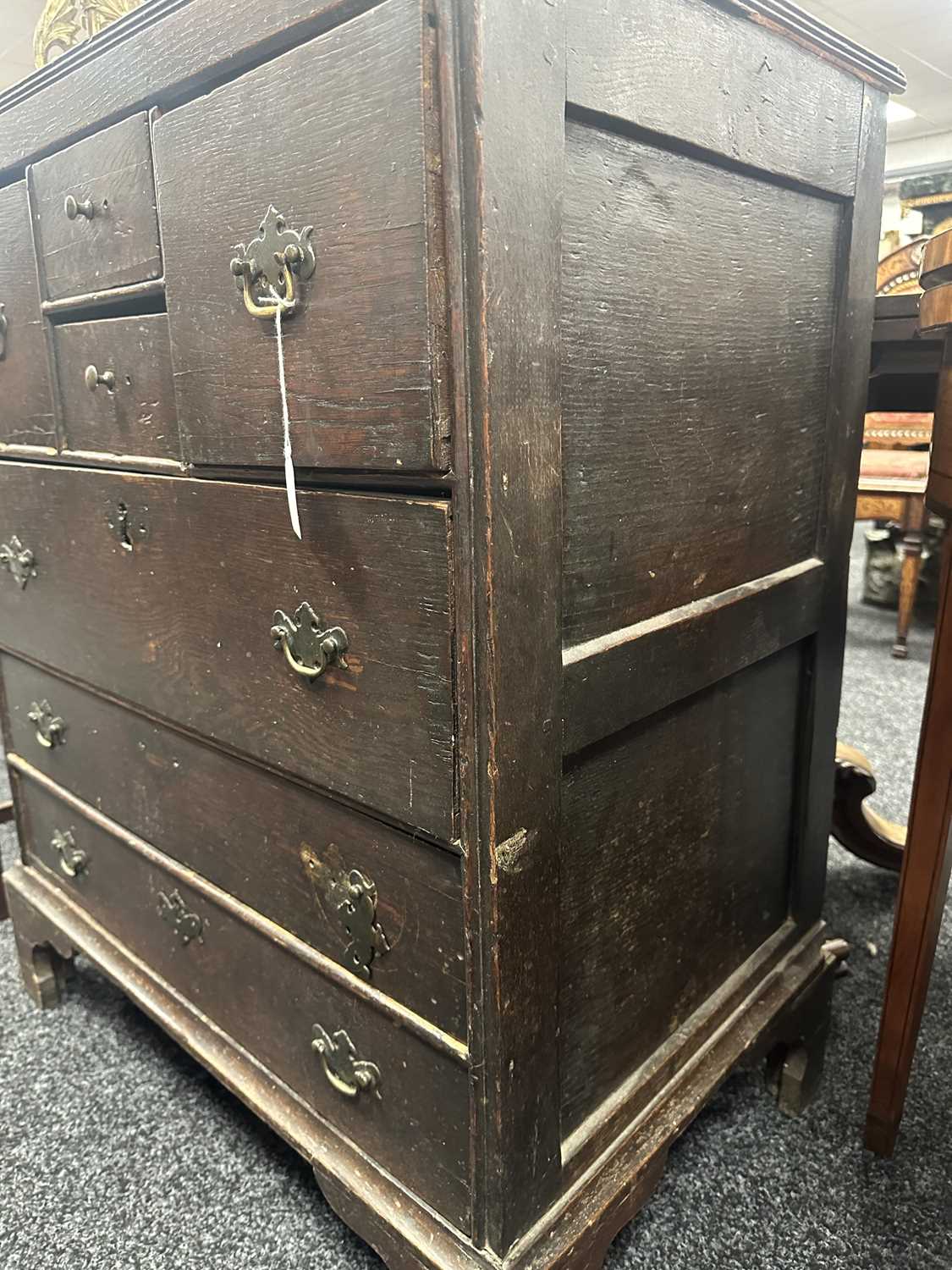 AN EARLY 19TH CENTURY OAK NORFOLK / SUFFOLK CHEST OF DRAWERS - Image 12 of 12