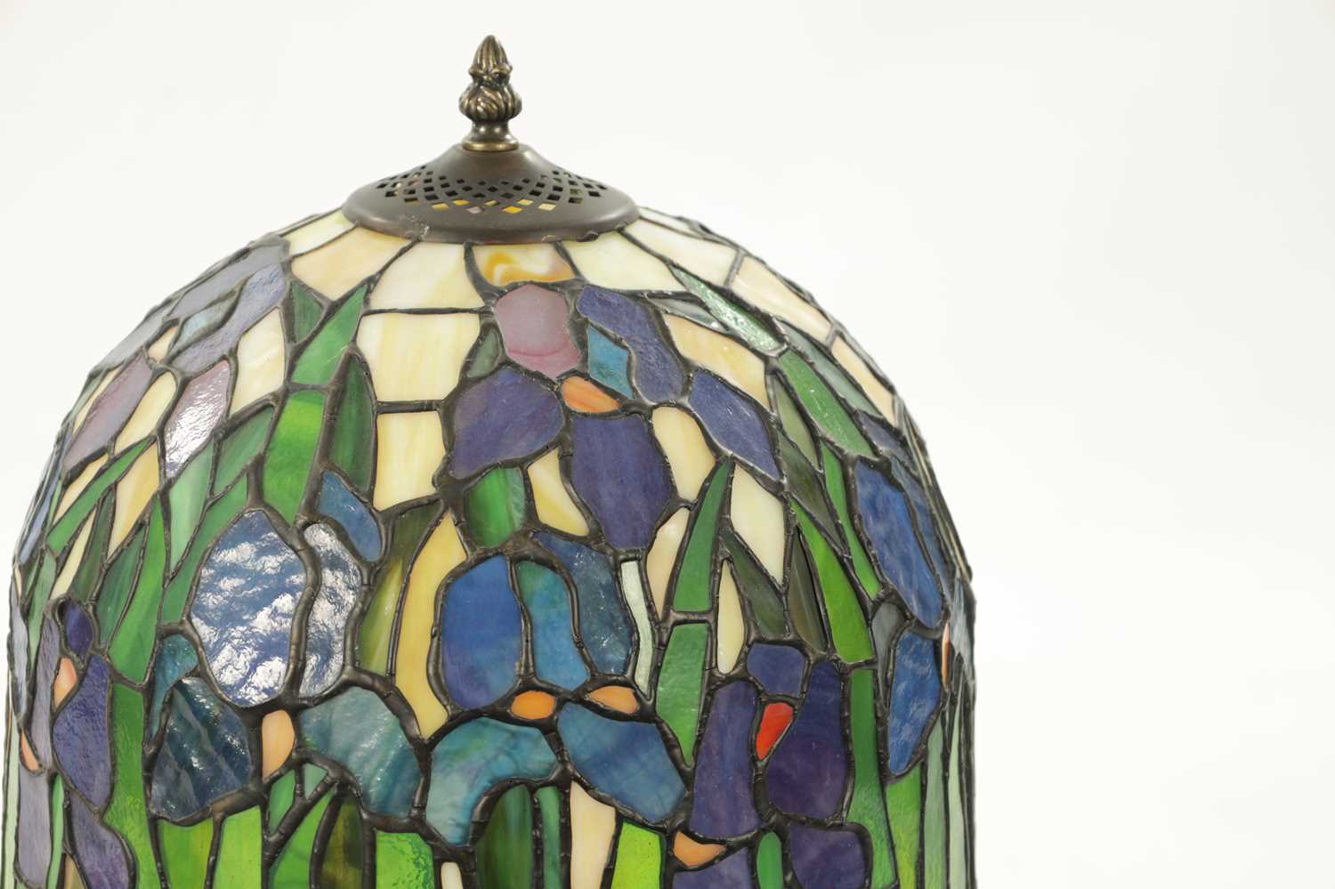 A 20TH CENTURY TIFFANY STYLE BRONZE LAMP - Image 3 of 7