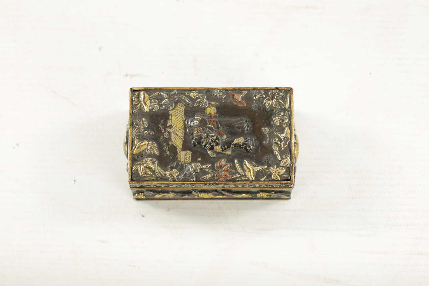 A SMALL JAPANESE MEIJI PERIOD GOLD INLAID MIXED METAL BRONZE BOX - Image 3 of 5