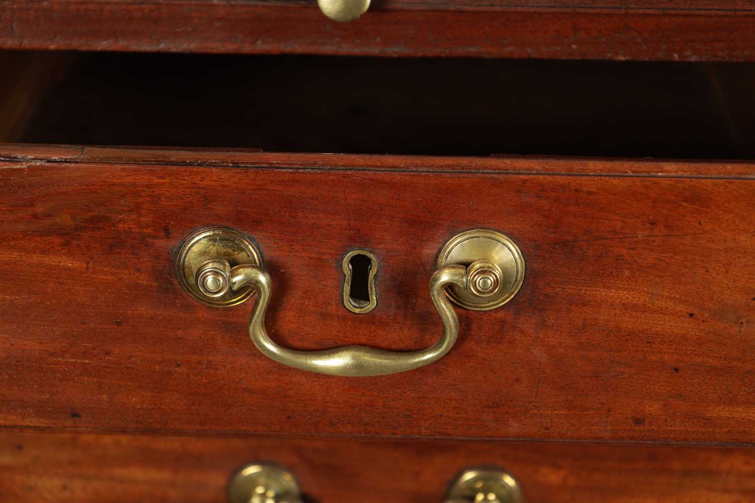 A GEORGE III MAHOGANY LANCASHIRE CHEST OF DRAWERS - Image 4 of 9