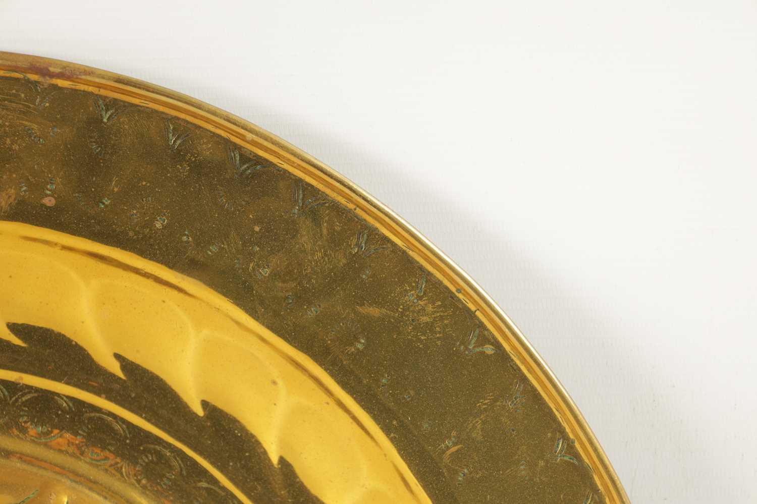 A PAIR OF 17TH CENTURY BRASS ALMS DISHES - Image 6 of 8