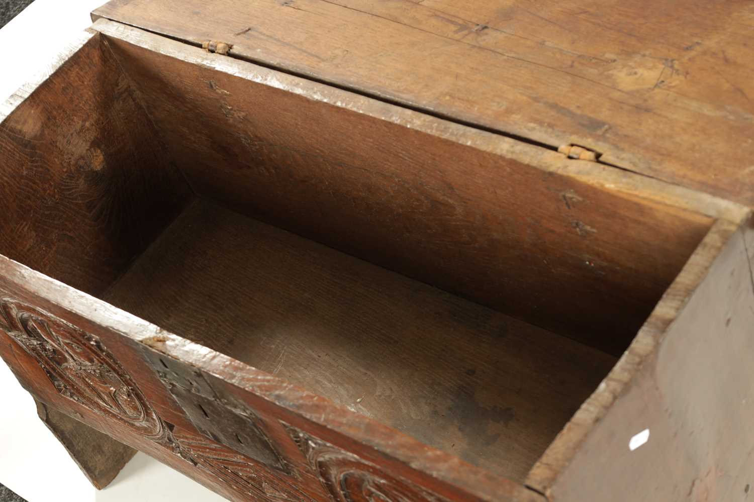 AN IMPORTANT 17TH CENTURY CARVED OAK PLANK COFFER WITH CARVED ROMANESQUE HEADS - Image 2 of 8