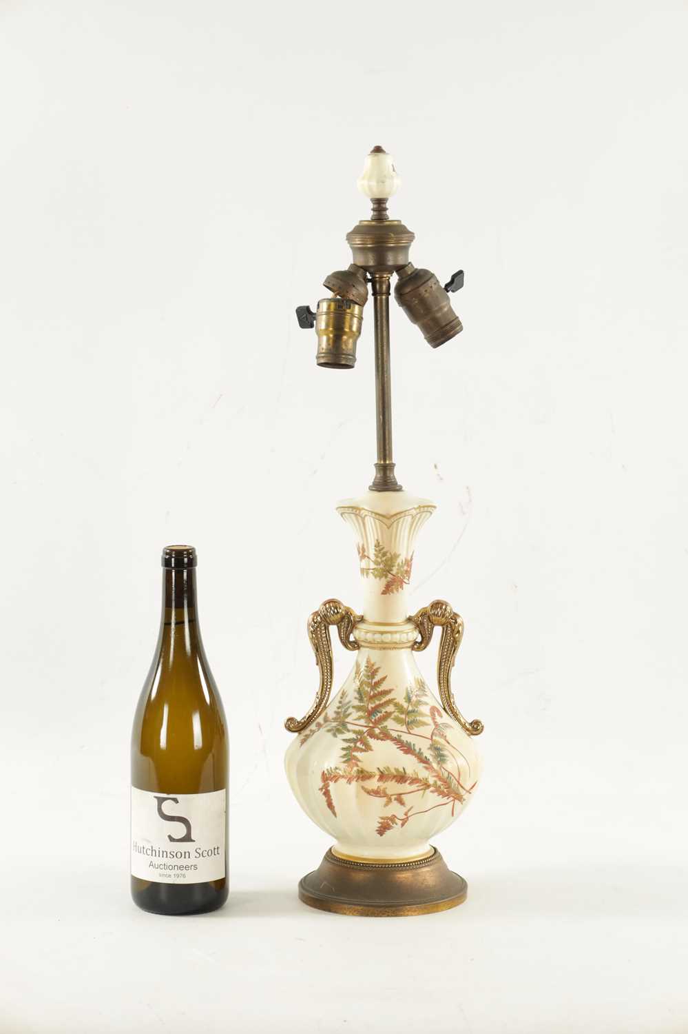 AN EARLY 20TH CENTURY BLUSH ROYAL WORCESTER TABLE LAMP - Image 2 of 6