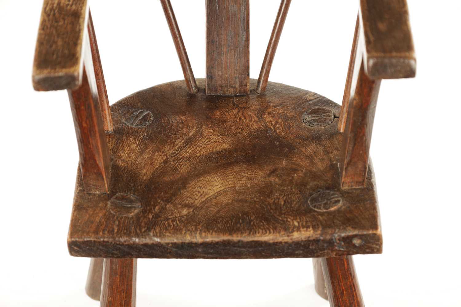 A RARE 18TH CENTURY PRIMITIVE ASH AND ELM CHILD’S CHAIR - Image 4 of 7