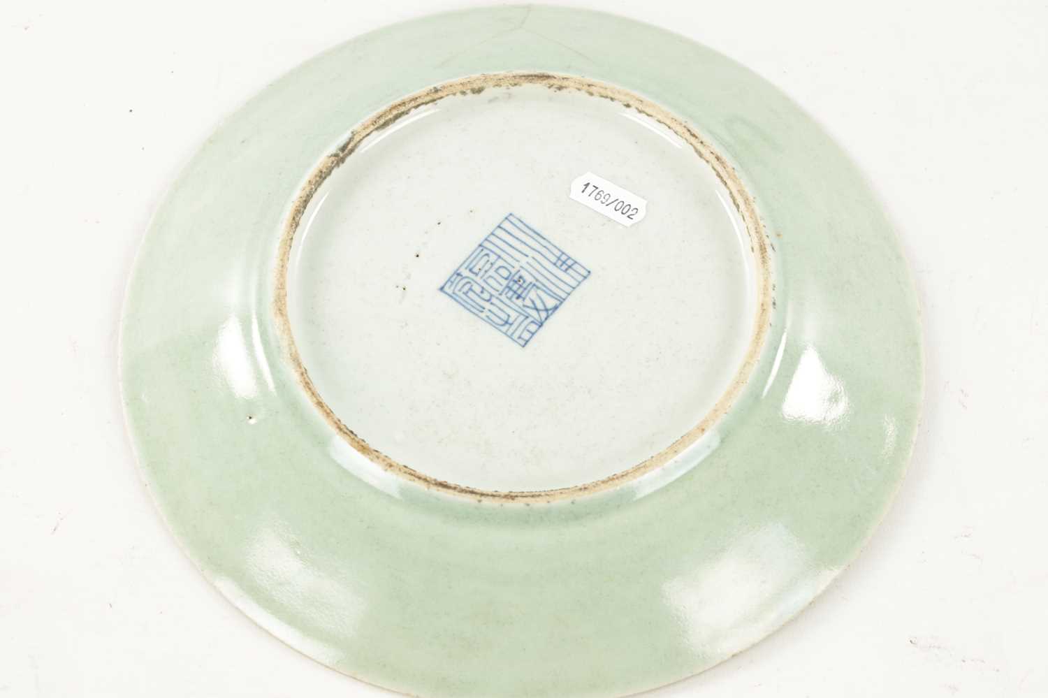 A 19TH CENTURY CHINESE CELADON GLAZED PALTE - Image 5 of 6