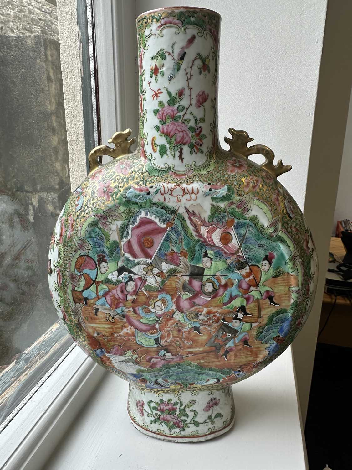 A 19TH CENTURY CHINESE CANTONESE PORCELAIN MOON FLASK - Image 12 of 17