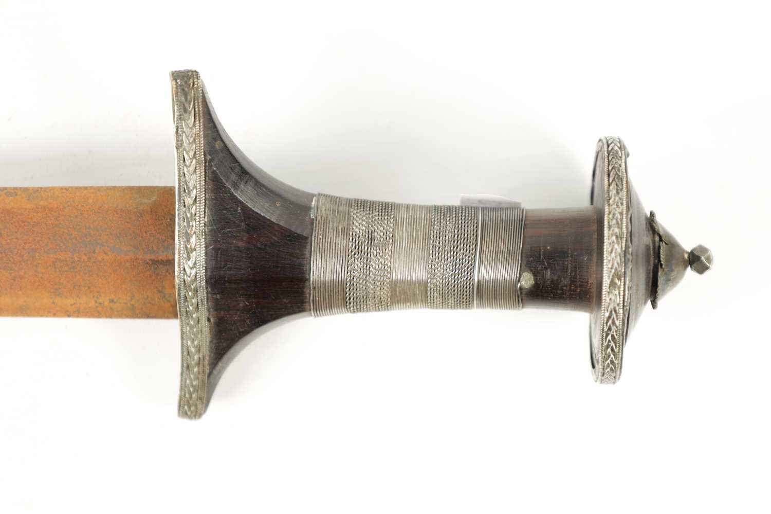 AN AFRICAN SUDANESE ARM DAGGER - Image 4 of 6