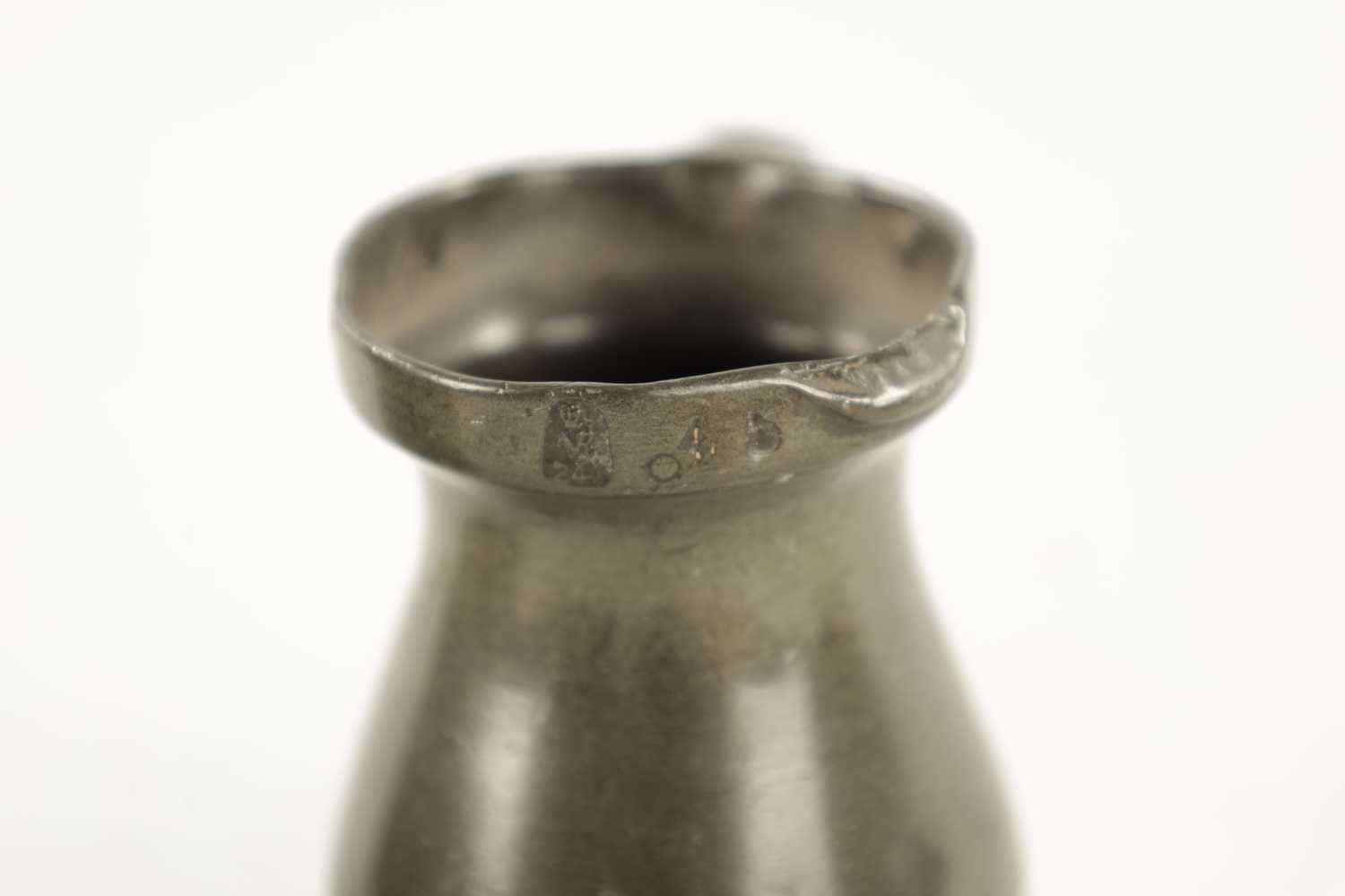 THREE PIECES OF 18TH CENTURY PEWTER WARE COMPRISING A WIG POWDER, A MINIATURE TANKARD AND SALT - Image 8 of 8
