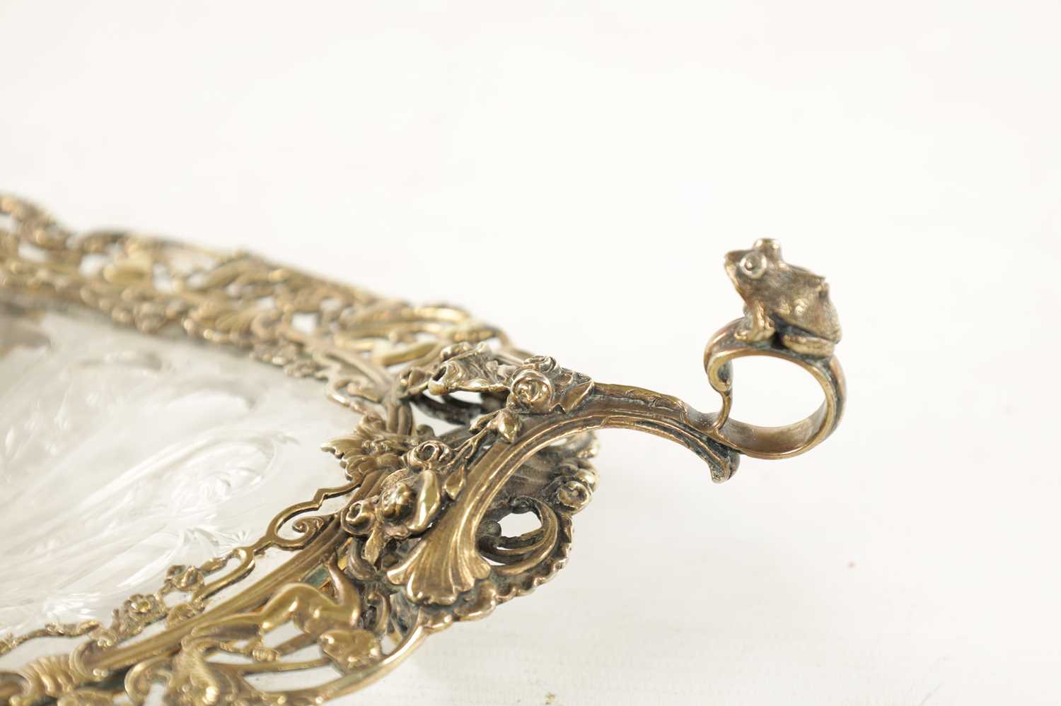 AN EARLY 20TH CENTURY GILT CAST SILVER TWO-HANDLED SHALLOW DISH - Image 7 of 8