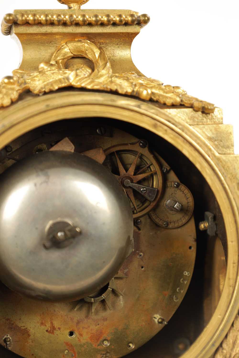 AN EARLY 19TH CENTURY ORMOLU PENDULE D’OFFICIER QUARTER CHIMING MANTEL CLOCK - Image 6 of 8