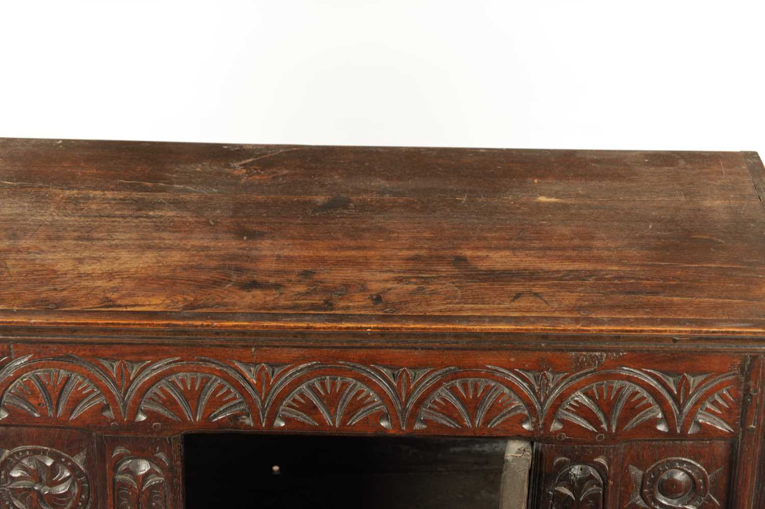 A 17TH CENTURY AND LATER OAK HUTCH CUPBOARD - Image 4 of 9