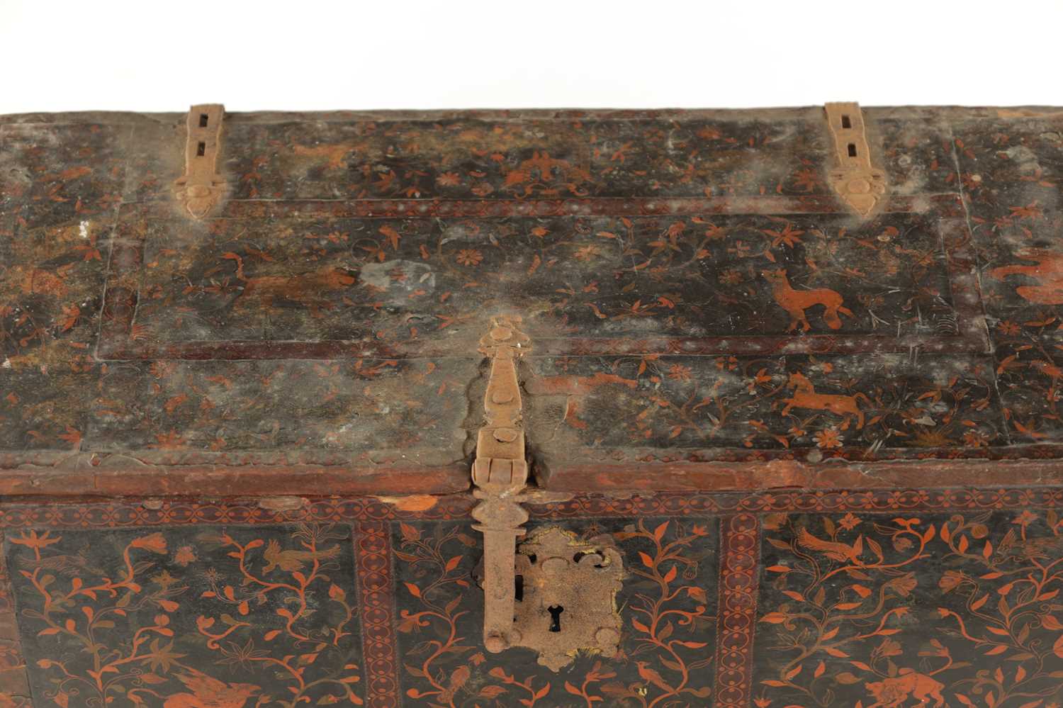 A RARE 17TH CENTURY INDIAN LACQUERWORK WOODEN BOX - Image 4 of 20