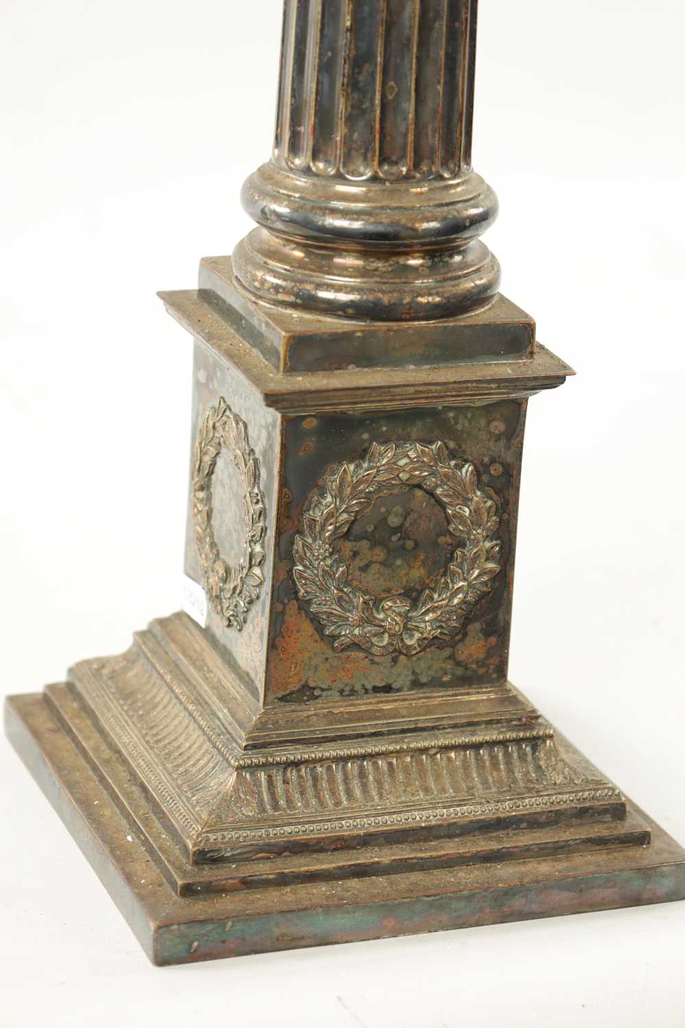 A 19TH CENTURY SILVER PLATED CORINTHIAN COLUMN TABLE LAMP - Image 5 of 6